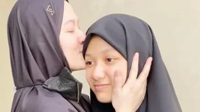 Momen Artis Antar Anak Masuk Pesantren (Instagram/lyravirna)