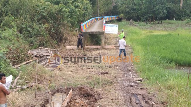 Pemdes Danau Baru Muaraenim Laksanakan Titik Nol Pembangunan Jalan Titian U