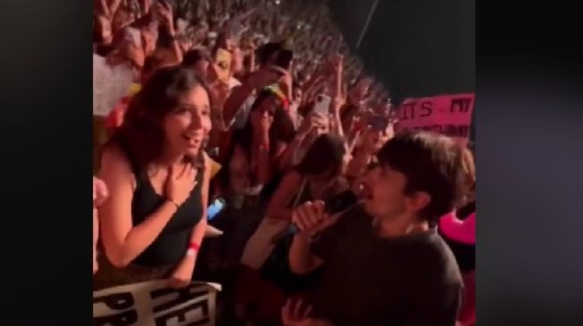 Penonton Terharu, Seorang Fans Melamar Pacar di Tengah Konser Harry Styles di Portugal