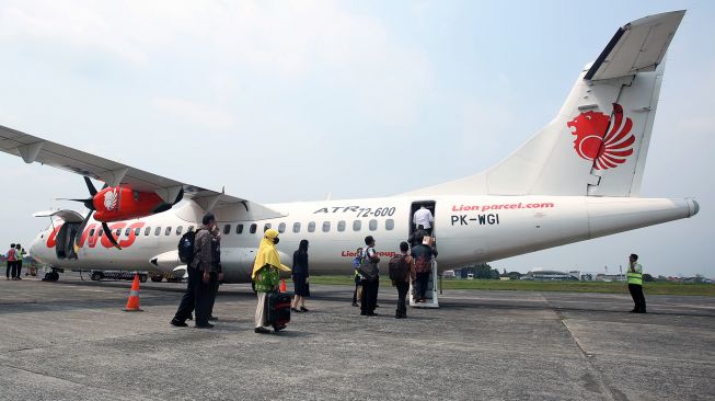 Penumpang bersiap menaiki pesawat untuk mengikuti penerbangan komersil perdana menuju Cepu Blora di Bandara Pondok Cabe, Tangerang Selatan, Banten, Jumat (5/8/2022).  ANTARA FOTO/Muhammad Iqbal