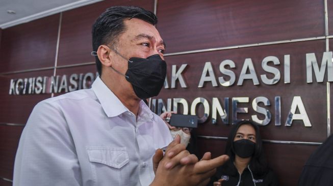 Kepala Divisi TIK Polri Irjen Pol Slamet Uliandi (kanan) memenuhi panggilan Komisi Nasional Hak Asasi Manusia (Komnas HAM) di Jakarta, Jumat (5/8/2022).  ANTARA FOTO/Galih Pradipta