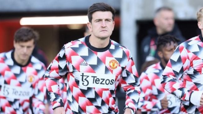 Pemain Manchester United Harry Maguire melakukan pemanasan sebelum pertandingan persahabatan antara Manchester United dan Aston Villa di Optus Stadium di Perth pada 23 Juli 2022.Trevor Collens / AFP