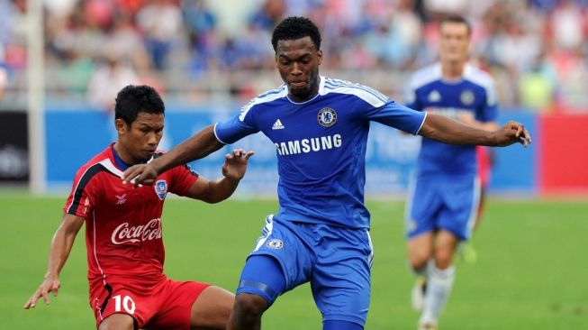 Penyerang Chelsea, Daniel Sturridge (kanan) berbut bola dengan Pipob Onmo dari Thai Premier League All Stars dalam laga persahabatan di stadion Rajamangala, Bangkok, 24 Juli 2011. Chelsea mengalahkan All Stars Liga Premier Thailand 4-0. AFP PHOTO/PORNCHAI KITTIWONGSAKUL.