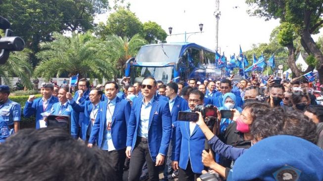 Ketua Umum DPP Partai Demokrat Agus Harimurti Yudhoyono (AHY) memimpin langsung pendaftaran peserta Pemilu 2024 ke Kantor KPU, Jakarta, Jumat (5/8/2022). [Suara.com/Bagaskara Isdiansyah]