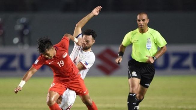 Pemain Filipina Mike Ott merebut bola dari kaki pemain Singapura Khairul Amri dalam pertandingan Suzuki AFF Cup di Philippine Arena, Bocaue, Bulacan pada 19 November 2016. [AFP]