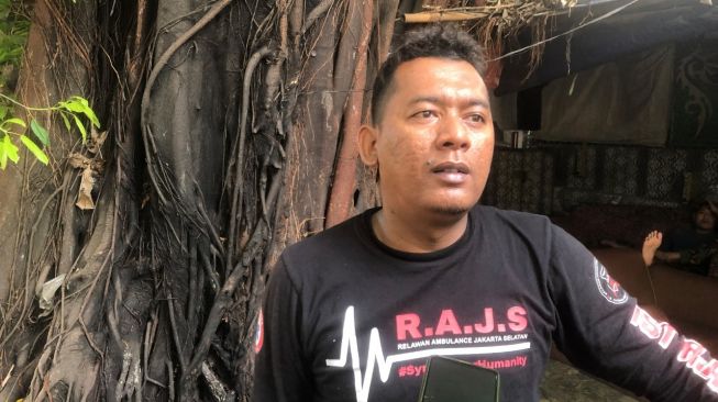 Denny, warga yang melihat insiden terlindasnya pengendara Aerox di Jalan S Parman, Jakarta Barat, Jumat (5/8/2022). (Suara.com/Faqih)