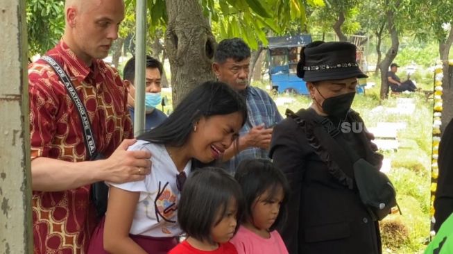 Prosesi pemakaman Eddy Gombloh di TPU Tegal Alur, Kalideres, Jakarta (5/8/2022).   [Suara.com/Adiyoga Priyambodo]