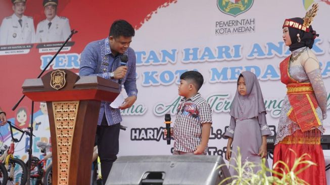 Bobby Nasution Bagikan Sepeda Kepada Anak-anak di Medan