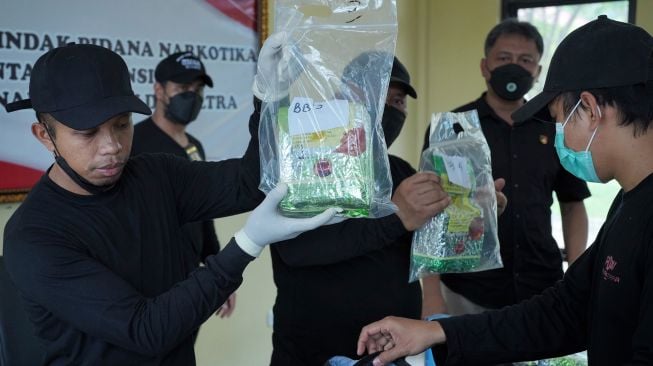 Polisi menunjukkan barang bukti sabu-sabu saat konferensi pers hasil tangkapan di Polda Sulawesi Tenggara, Kendari, Sulawesi Tenggara, Jumat (5/8/2022). ANTARA FOTO/Jojon