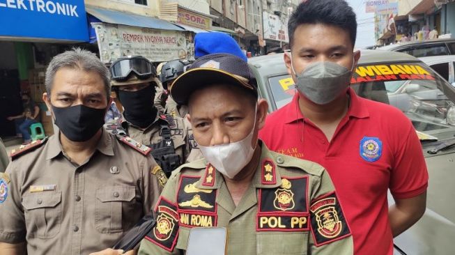 Dianggap Ganggu Aktivitas Pengendara, Satpol PP Tertibkan PKL di Pasar Tengah