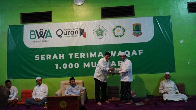 BWA Salurkan Seribu Alquran ke Pesantren dan Warga Karawang