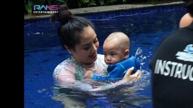 Potret Rayyanza Belajar Renang(YouTube/RANS Entertainment)