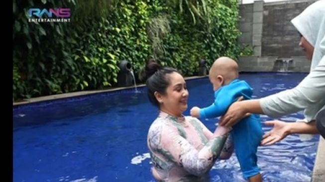 Potret Rayyanza Belajar Renang(YouTube/RANS Entertainment)