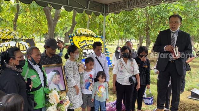 Prosesi pemakaman Eddy Gombloh di TPU Tegal Alur, Kalideres, Jakarta (5/8/2022) [Suara.com/Adiyoga Priyambodo]