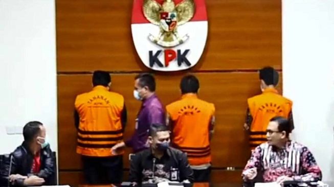 3 Tersangka Kasus Restitusi Pajak Tol Kertosono di KPP Pare Kediri Ditahan KPK