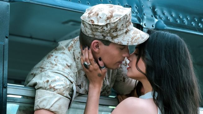 4 Fakta Purple Hearts, Film Romantis Antara Seorang Tentara dan Musisi