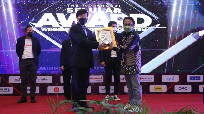 FOTO: Smartfren Menang 3 Kategori Selular Award 2022