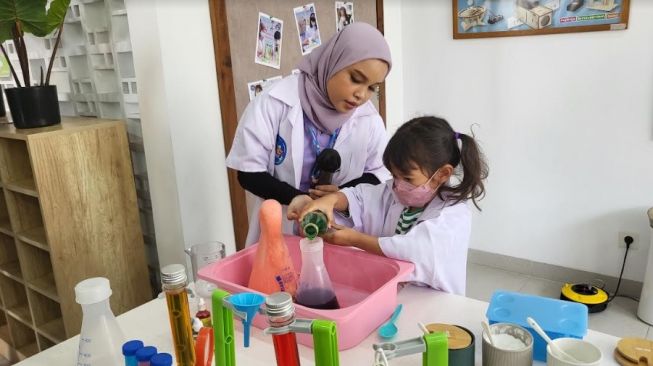 Ini Pentingnya Eksperimen Sains untuk Dukung Aspek Tumbuh Kembang Anak