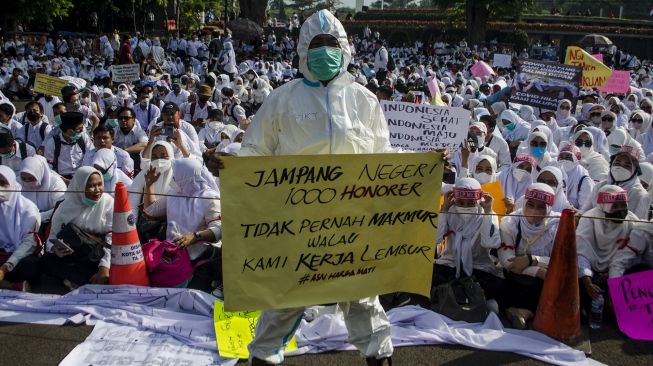 Peserta aksi yang tergabung dalam Forum Komunikasi Honorer Fasilitas Pelayanan Kesehatan (fasyankes) Jawa Barat berunjuk rasa di depan Gedung Sate, Bandung, Jawa Barat, Jumat (5/8/2022). ANTARA FOTO/Novrian Arbi