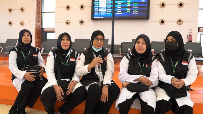 Petugas perempuan Panitia Penyelenggara Ibadah Haji. (Kiri ke kanan) Ika Prihatini, Nur Farida, Hartati, Verawati, Neneng Suriatiningsih, [Dok MCH 2022]