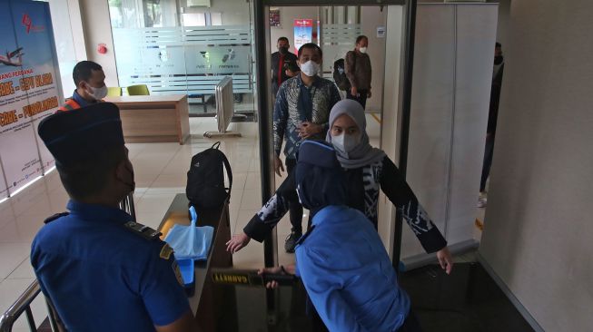 Petugas AVSEC memeriksa penumpang untuk penerbangan komersil perdana menuju Purbalingga di Bandara Pondok Cabe, Tangerang Selatan, Banten, Jumat (5/8/2022). ANTARA FOTO/Muhammad Iqbal
