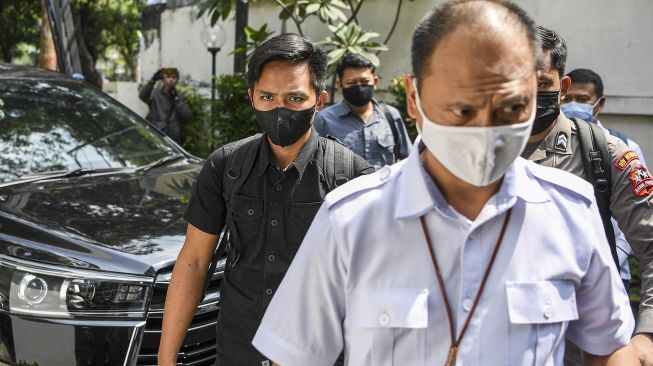 Bharada Richard Eliezer Pudihang Lumiu atau Bharada E (kiri) berjalan memasuki ruangan saat tiba di Kantor Komnas HAM, Jakarta, Selasa (26/7/2022). [ANTARA FOTO/FOTO/M Risyal Hidayat]