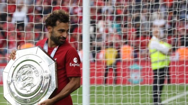 Penyerang Mohamed Salah merayakan keberhasilan Liverpool menjuarai gelaran Community Shield seusai mengalahkan Manchester City dengan skor 3-1 di Stadion Wembley, London, Sabtu (30/7/2021). [AFP/NIGEL RODDIS]