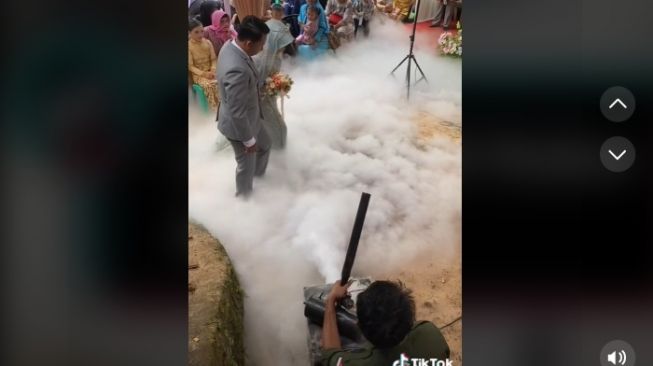 Video Pernikahan Mewah Ini Pakai Efek Asap, Dikira Netizen Lagi Fogging