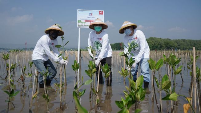 (Kiri) Datya Indrawan selaku Sub Dept. Head ESS-SR Astra Motor, (Tengah) Budi Hartanto selaku Marketing Region Head Astra Motor Jawa Tengah, (Kanan) Haidir Alam selaku Administration & Finance Region Head Astra Motor Jawa Tengah (Dok. Astra Motor)