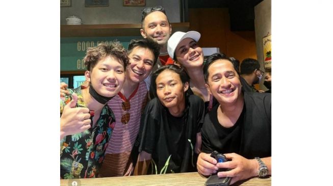 Bonge foto bersama Baim Wong, Paula Verhoeven dan beberapa artis lainnya. [Instagram]