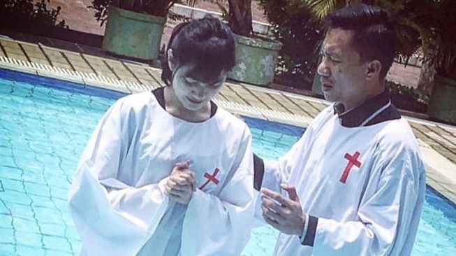 Marcella Simon mengunggah foto tengah dibaptis. [Instagram]