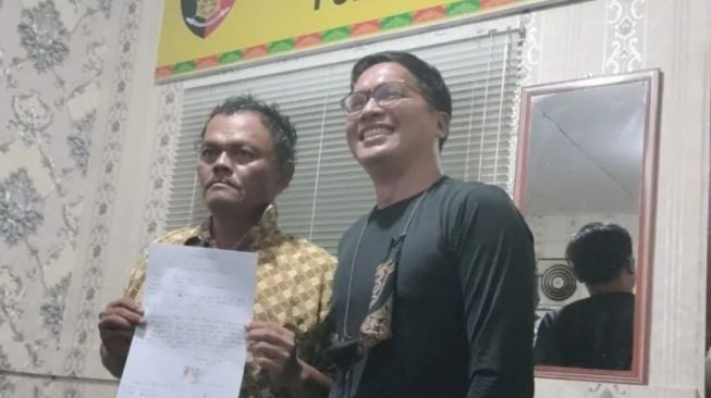 Oknum yang melakukan pungli dan korban saat berdamai di Polsek Bukit Raya (ANTARA/Ho-Polsek Bukit Raya)