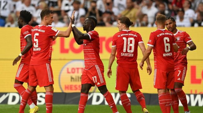 Para pemain Bayern Munich melakukan selebrasi usai Sadio Mane (ketiga dari kiri) mencetak gol dalam laga pekan pembuka Bundesliga Jerman 2022/2023 kontra Eintracht Frankfurt di Deutsche Bank Park, Sabtu (6/8/2022) dini hari WIB. [AFP]