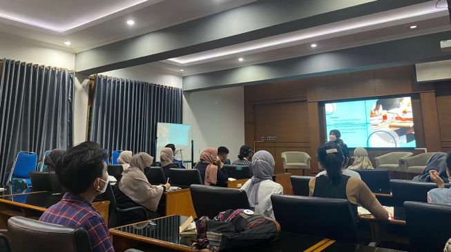 Para peserta Suara Community Institute Batch 2 saat menerima materi jurnalistik dasar oleh Rima Sekarani di Laboratorium Public Relation Kampus II UPN Veteran Yogyakarta, Sabtu (6/8/2022). (Suara.com)
