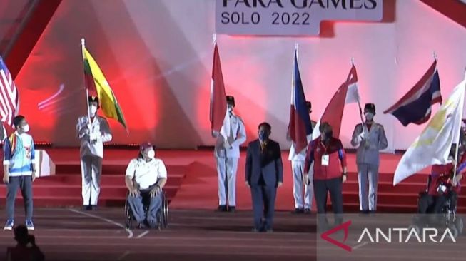 ASEAN Para Games 2022 Berakhir, INASPOC Serahkan Bendera APSF ke Kamboja