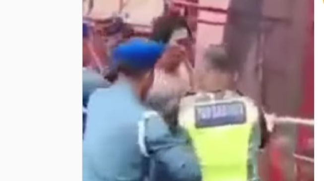 Beredar Video Seorang Polisi Diamankan di Batam Usai Tabrak Mobil Dinas TNI AL karena Mabuk