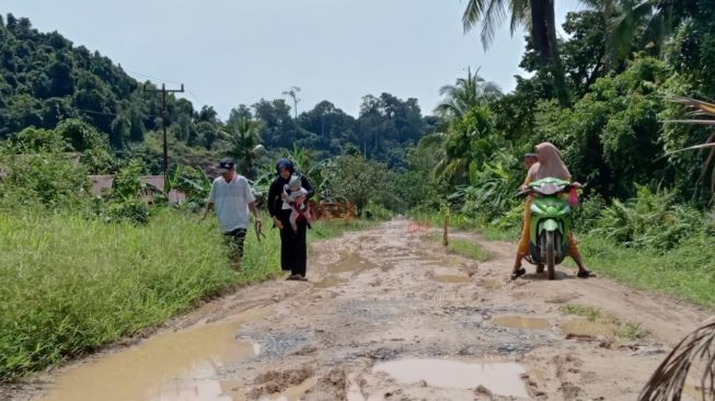 Emak-emak Keluhkan Jalan Rusak di Jalan Parit Gunung, Ini Keluhannya