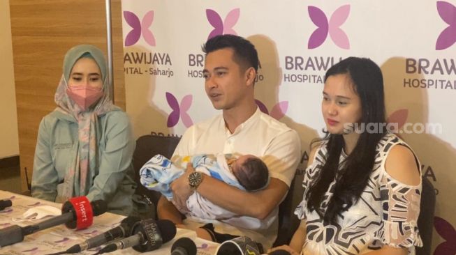 Eza Gionino dan istri Meiza Aulia Coritha di RS Brawijaya Saharjo, Jakarta (7/8/2022) [Suara.com/Adiyoga Priyambodo]