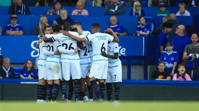 Gelandang Chelsea Jorginho merayakan dengan rekan satu timnya setelah mencetak gol saat pertandingan sepak bola Liga Premier Inggris antara Everton dan Chelsea di Stadion Goodison Park, Liverpool, Inggris, Sabtu (6/8/2022). [Lindsey Parnaby / AFP]