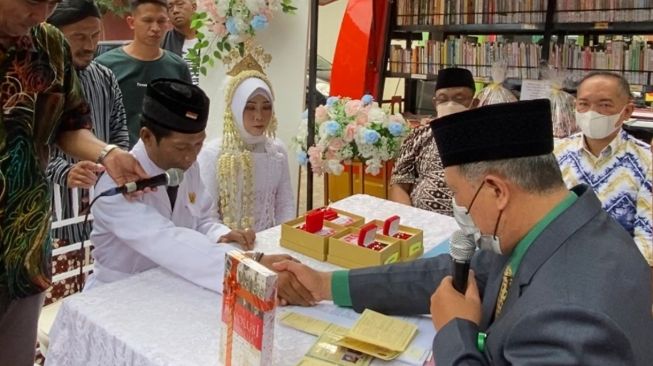 Proses ijab kabul yang dilakukan pasangan pengantin dalam kegiatan Golek Garwo oleh Fortais Indonesia di Balai RW 13, Giwangan, Umbulharjo, Kota Jogja, Minggu (7/8/2022). (dok.Istimewa)