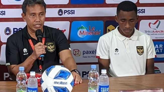 Pelatih tim nasional U-16 Indonesia Bima Sakti (kiri) dan kapten skuadnya Muhammad Iqbal Gwijangge memberikan pernyataan kepada pewarta usai pertandingan pamungkas Grup A Piala AFF U-16 2022 melawan Singapura di Stadion Maguwoharjo, Sleman, Yogyakarta, Sabtu (6/8/2022). [ANTARA/Michael Siahaan]