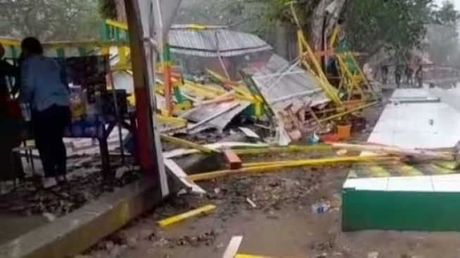 Hujan Lebat dan Angin Kencang Terjang Pandeglang, Kios Pedagang di Carita Hancur