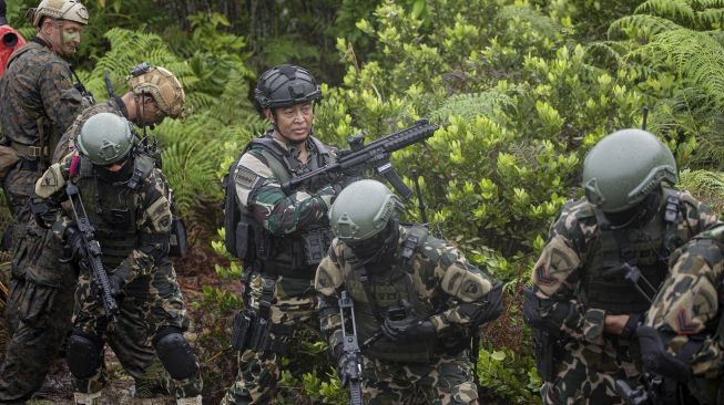 Panglima TNI Jenderal TNI Andika Perkasa (tengah) bersama prajurit Korps Marinir TNI AL dan Prajurit Marinir US melakukan penyergapan terhadap musuh saat operasi pendaratan di Puslatpur Marinir di Pantai Todak, Dabo Singkep, Kepulauan Riau, Kamis (4/8/2022). Operasi pendaratan tersebut merupakan bagian Latihan Bersama Super Garuda Shield 2022. [Antara/Teguh Prihatna]