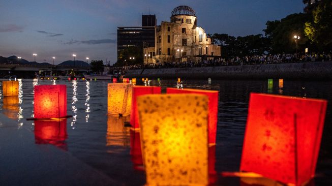 Lentera kertas terapung di Sungai Motoyasu untuk memperingati 77 tahun serangan bom atom di samping kubah bom atom, Hiroshima, Jepang, Sabtu (6/8/2022). [Philip FONG / AFP]