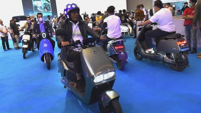 Ketua Umum Periklindo, Moeldoko menguji sebuah motor listrik dalam pameran PEVS 2022 yang digelar di Jakarta pada 22- 31 Juli 2022. [Antara]