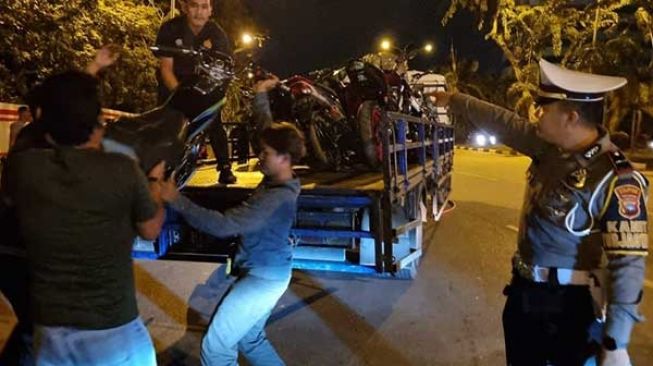 Puluhan Motor Diangkut Polisi saat Razia Balap Liar di Batam Center