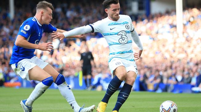 Bek Everton Nathan Patterson (kiri) berebut bola dengan bek Chelsea Ben Chilwell saat pertandingan sepak bola Liga Premier Inggris antara Everton dan Chelsea di Stadion Goodison Park, Liverpool, Inggris, Sabtu (6/8/2022). [Lindsey Parnaby / AFP]
