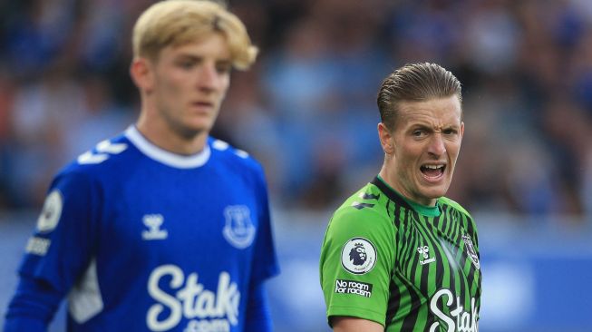 Penjaga gawang Everton Jordan Pickford meneriaki rekan satu timnya saat pertandingan sepak bola Liga Premier Inggris antara Everton dan Chelsea di Stadion Goodison Park, Liverpool, Inggris, Sabtu (6/8/2022). [Lindsey Parnaby / AFP]
