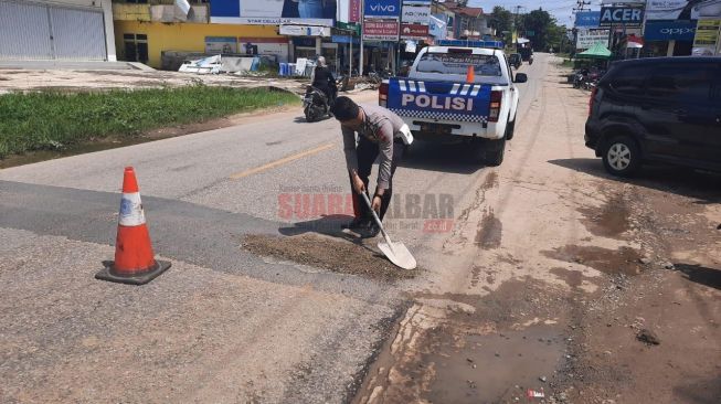 Demi Cegah Kecelakaan, Satlantas Polres Sekadau Timbun Lubang Jalan di Merdeka Timur