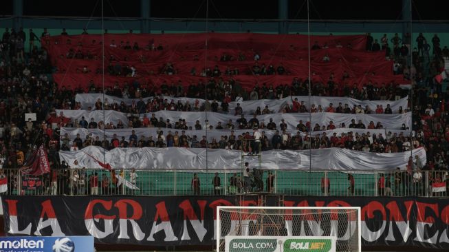 Suporter memberi dukungan untuk Timnas Indonesia U-16 saat melawan Timnas Vietnam U-16 dalam laga AFF U-16 2022 di Stadion Maguwoharjo, Depok, Sleman, D.I Yogyakarta, Sabtu (6/8/2022). [ANTARA FOTO/Andreas Fitri Atmoko/rwa]